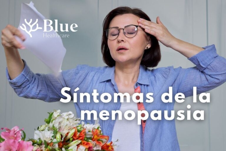 Mujer en edad menopáusica abanicándose por sofocos