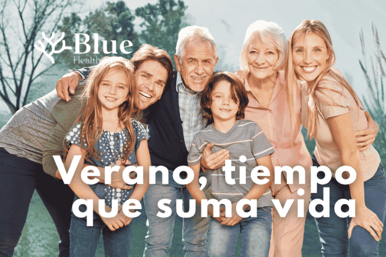 Familia feliz reunida al aire libre en verano, disfrutando del tiempo juntos en plena naturaleza