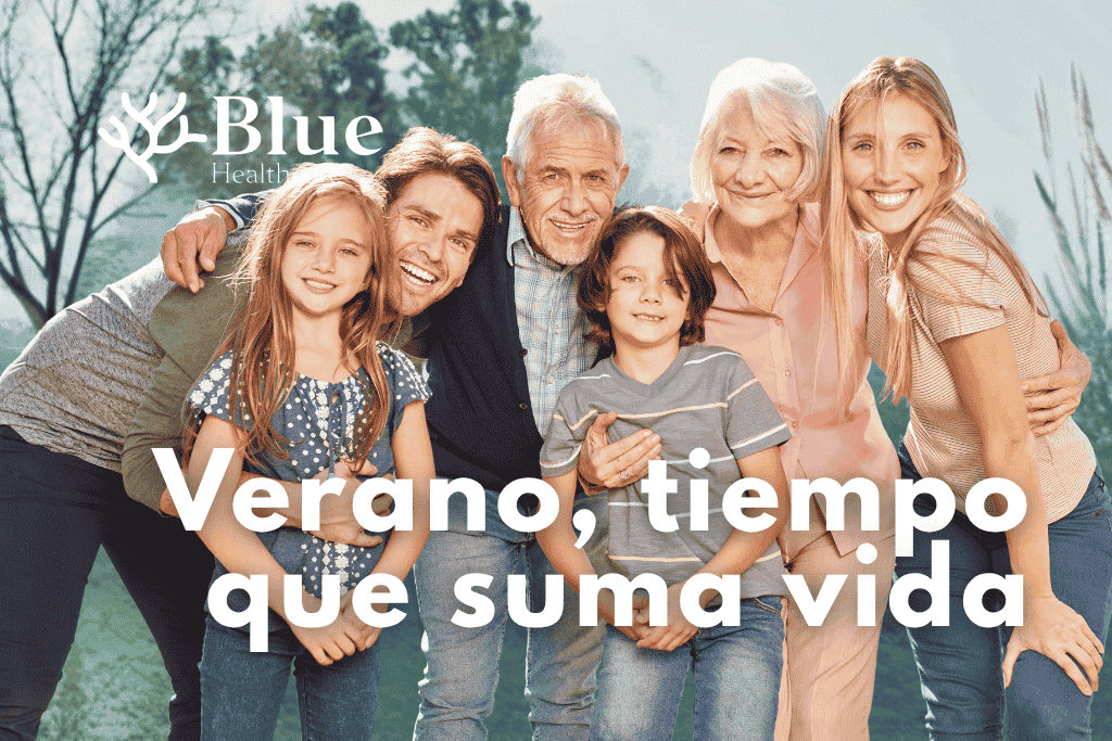 Familia feliz reunida al aire libre en verano, disfrutando del tiempo juntos en plena naturaleza