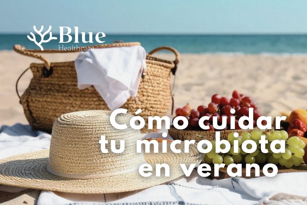 Cesta de frutas frescas en la playa como símbolo del cuidado digestivo y la salud intestinal en verano.