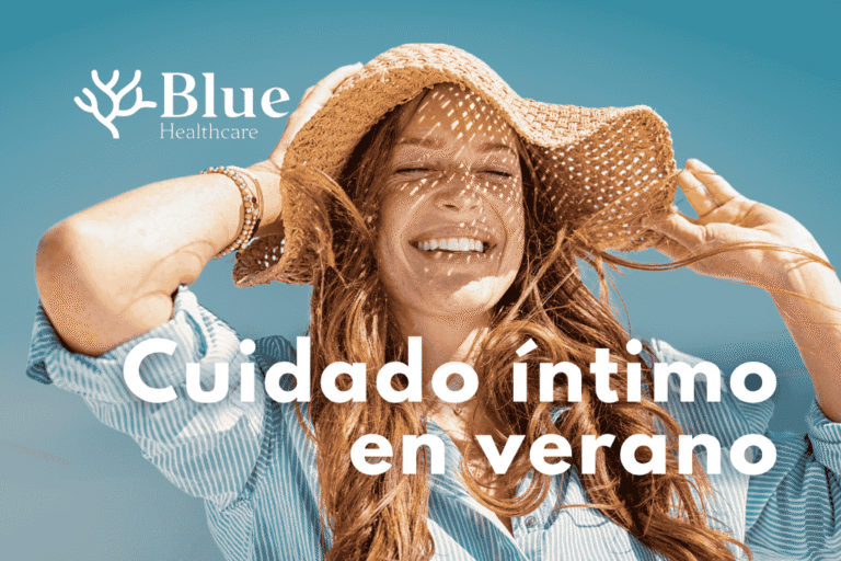 Mujer caminando en la playa durante el verano, símbolo de bienestar íntimo femenino.