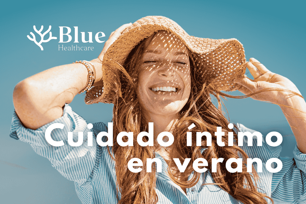 Mujer caminando en la playa durante el verano, símbolo de bienestar íntimo femenino.