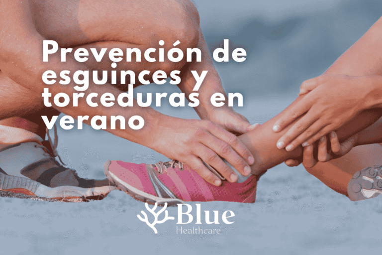 Persona ayuda a una mujer con esguince en la playa tras torcedura de tobillo