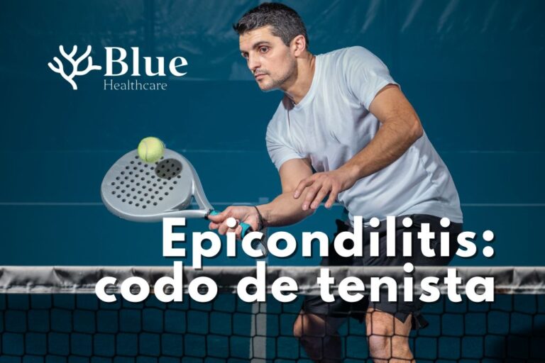 Jugador de pádel con dolor en el codo, representando los síntomas de la epicondilitis o codo de tenista.
