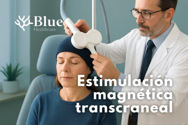 Especialista en psiquiatría coloca el dispositivo de estimulación magnética transcraneal sobre la cabeza de una mujer joven con depresión resistente.
