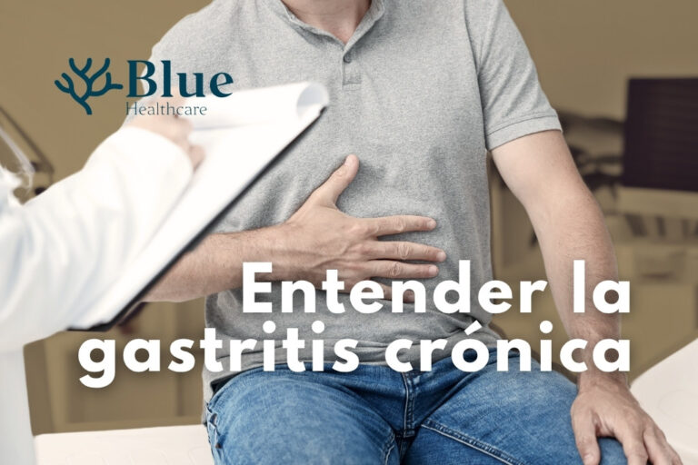 Médico especialista en Aparato Digestivo de Blue Healthcare evalúa a un paciente con dolor abdominal y síntomas compatibles con gastritis crónica durante una exploración clínica en consulta.