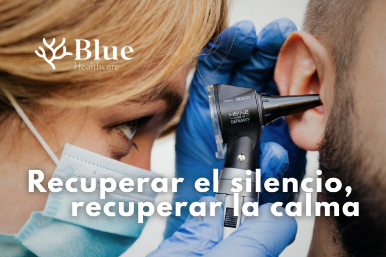 Médico especialista en otorrinolaringología examina el oído de un paciente con tinnitus o acúfenos.