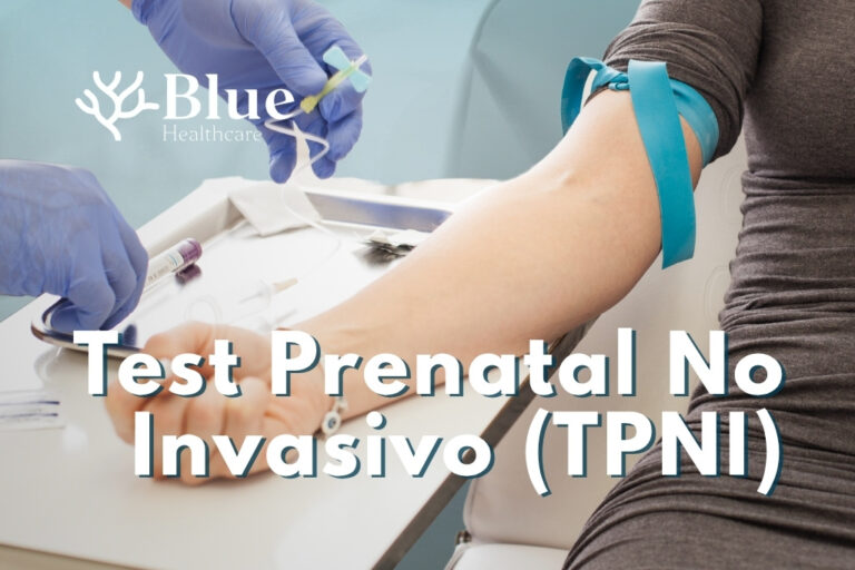 Enfermera realizando una extracción de sangre a una mujer embarazada de 12 semanas para la realización del test prenatal no invasivo (TPNI).