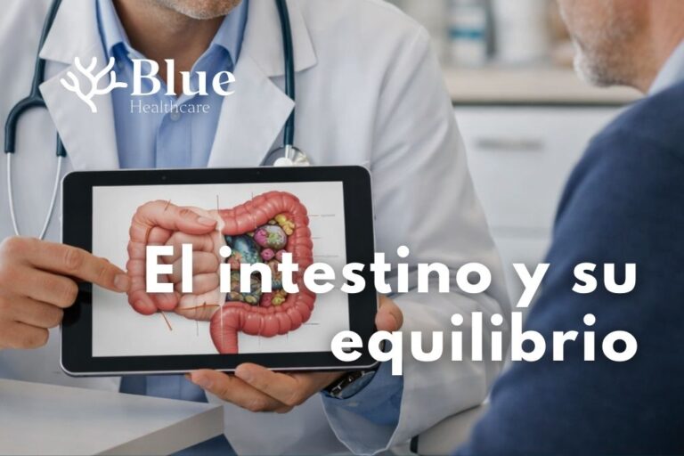 Especialista en aparato digestivo explicando al paciente el equilibrio de la microbiota intestinal y la disbiosis.