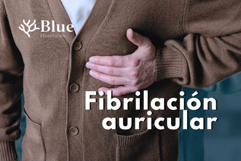 Persona mayor con la mano en el pecho representando la fibrilación auricular, una arritmia cardíaca caracterizada por latidos irregulares.